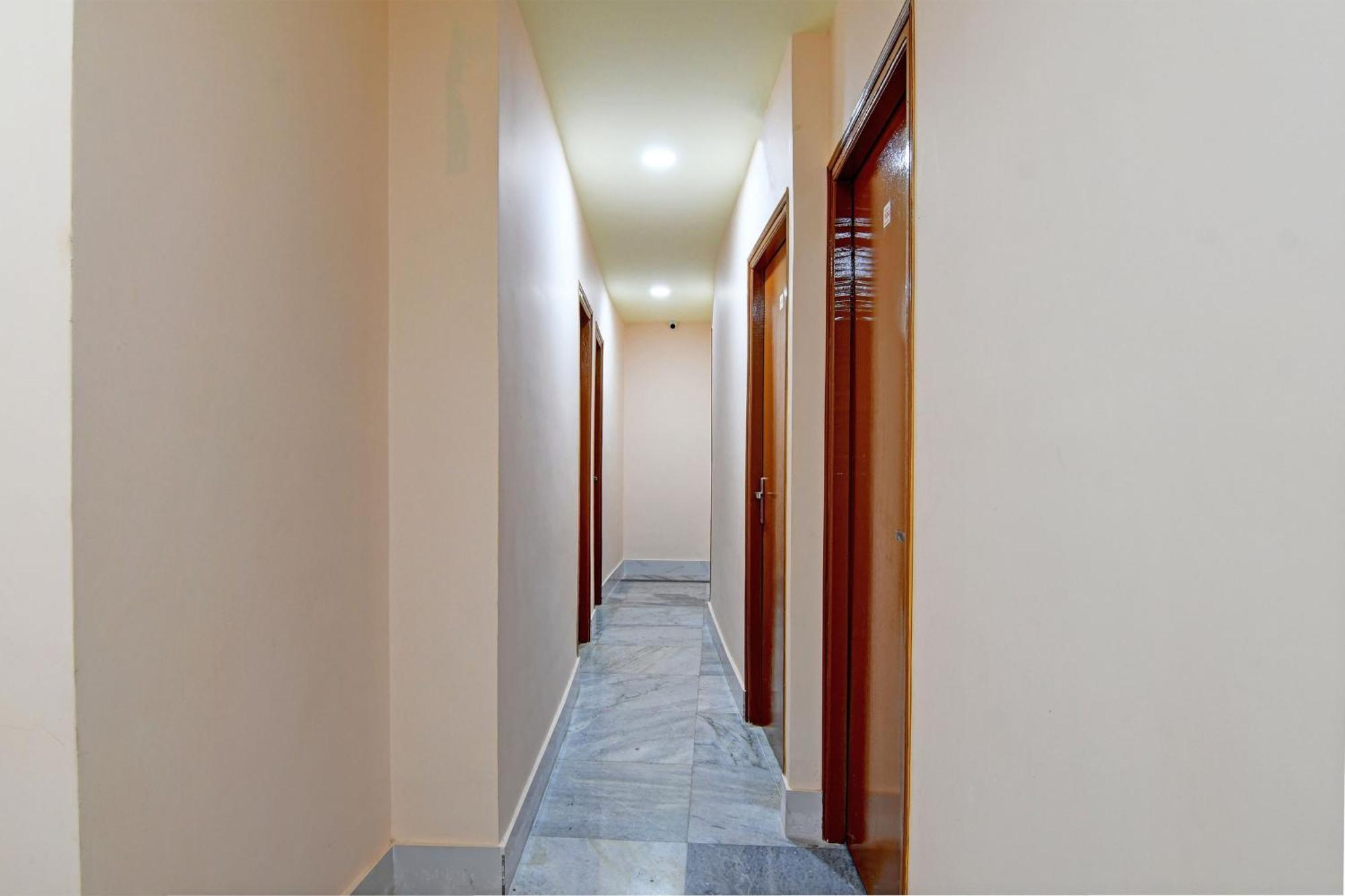 Oyo Flagship Happy Hotel 3*